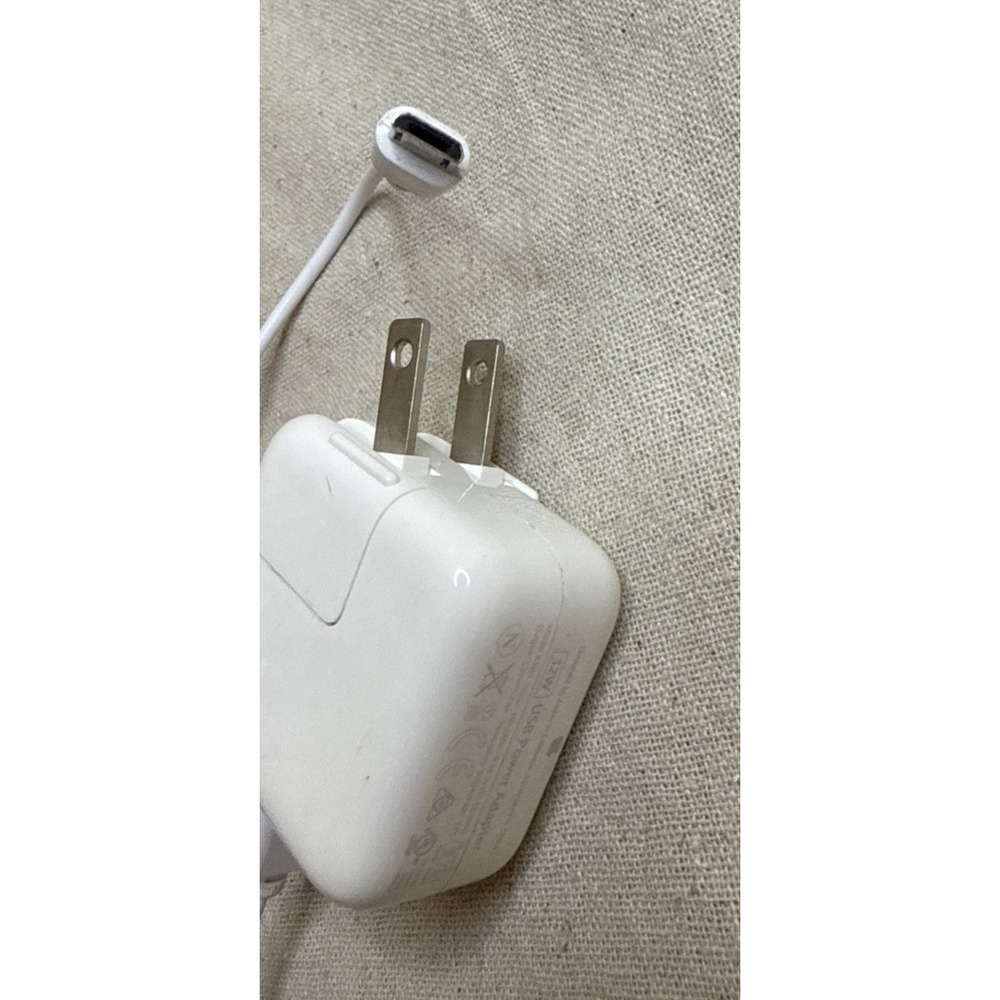 Apple 12w USB Charger Adapter for iPhones with lightning cable included‎ - Picture 4 of 7